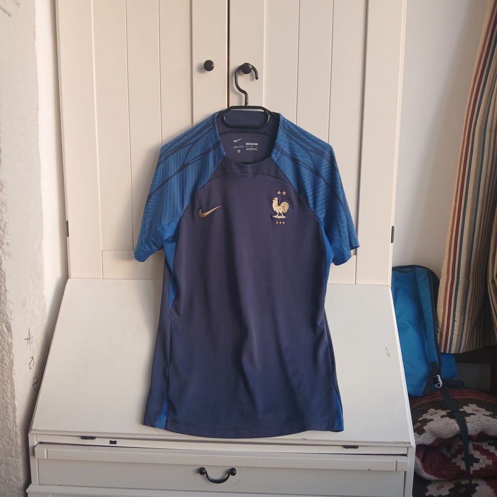 Camisolas Barcelona 30€ , PSG Messi 50€ , França 30 € e Portugal 45 €