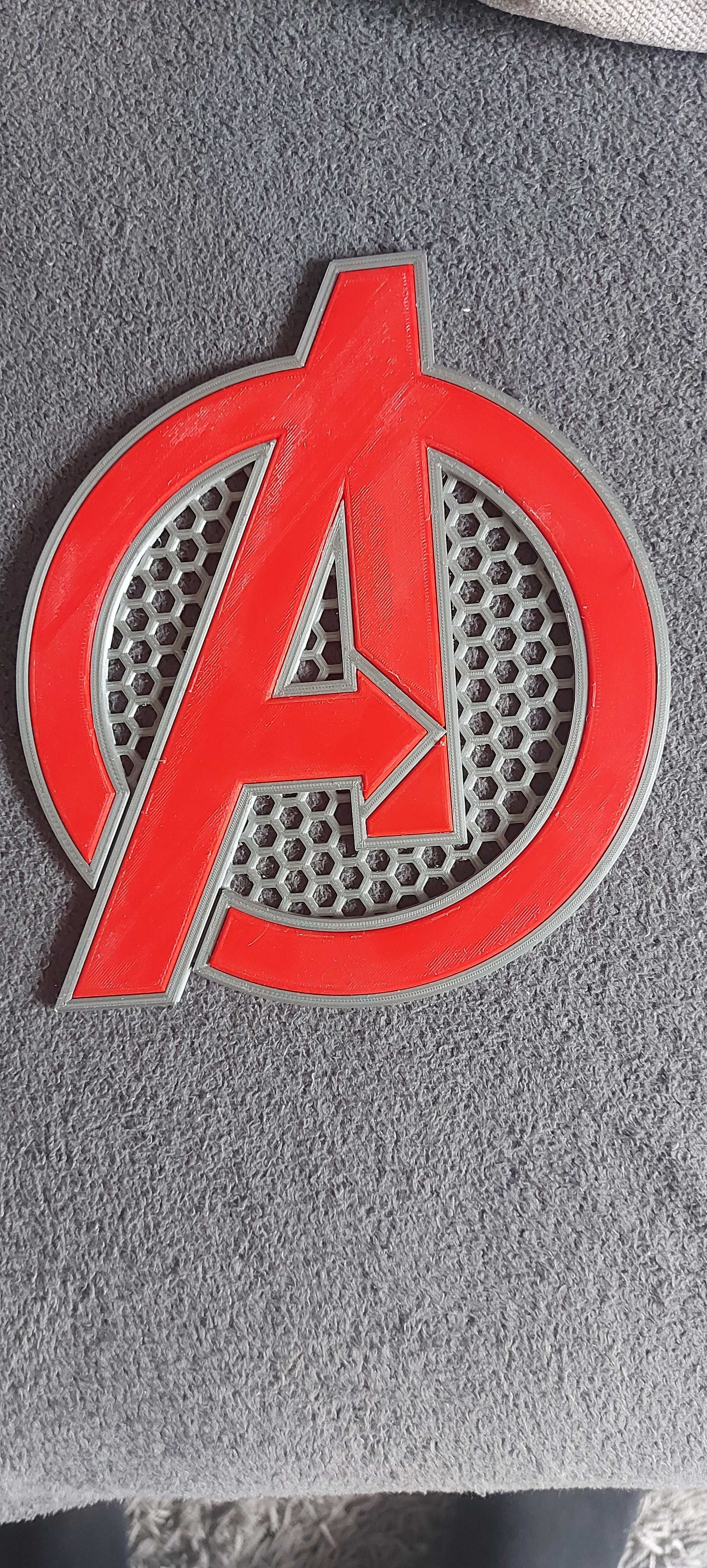 Logo Avengers z plastiku