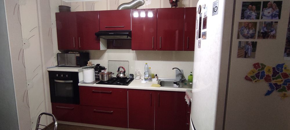 Продам кухню. В комплекті з духовкою, варочною поверхнею,мийкою. Самов