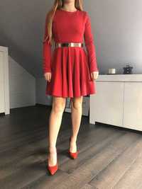 Czerwona elegancka sukienka z odkrytymi plecami i dlugim rekawem