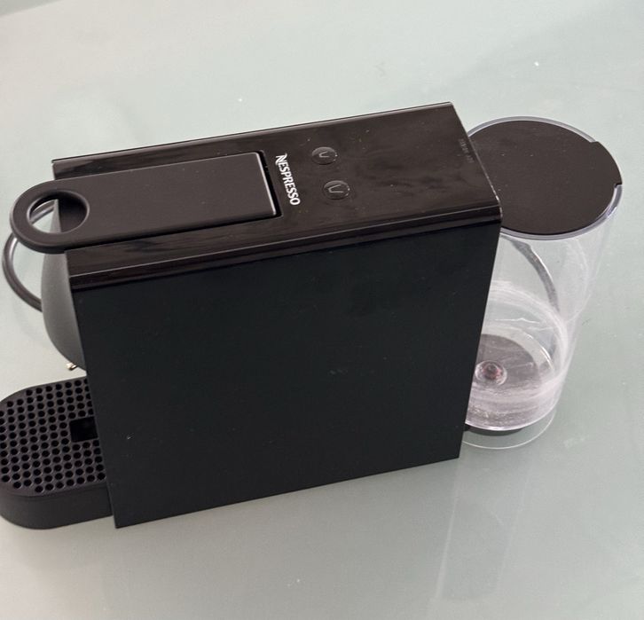Maquina de cafe nespresso preta.