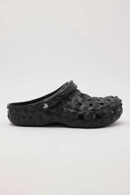 жіночі шльопанці crocs classic geometric clog женские сабо крокс