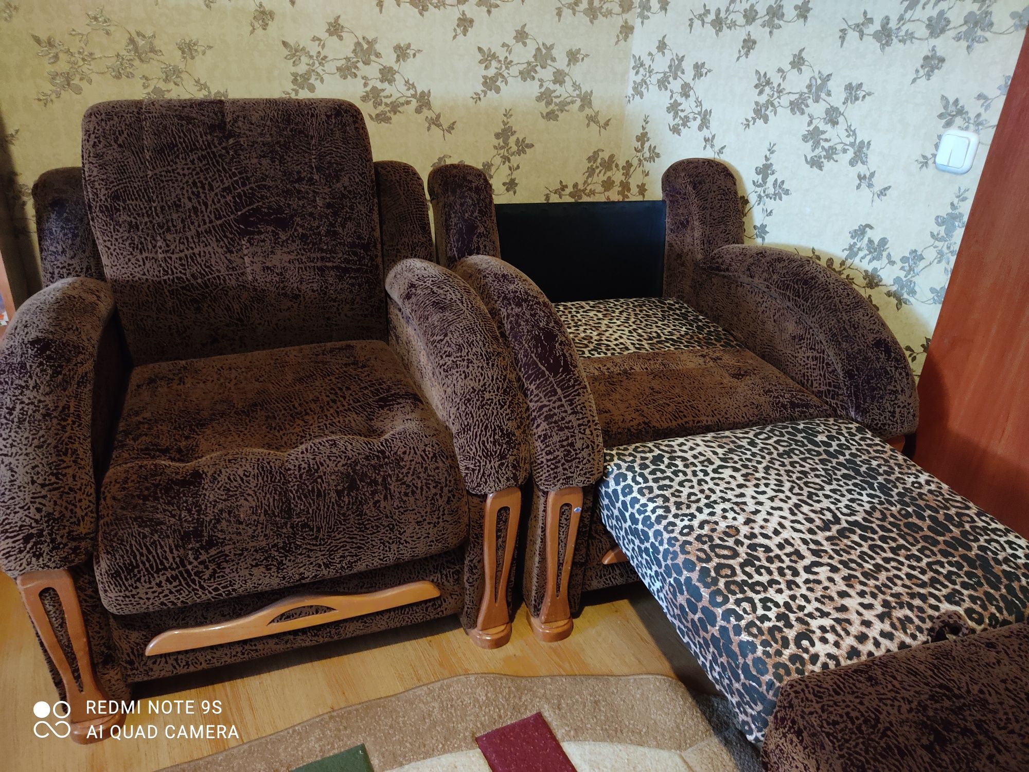Меблі у вітальню, диван і два стільці розкладні