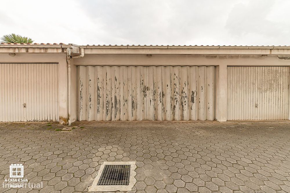 Garagem fechada para 2 viaturas em Gião, S. M. Feira - Exclusivo