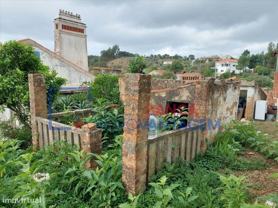 Moradia em Ruina T/3 com 91m2 inserida num lote de 1.180m2 - Praia ...