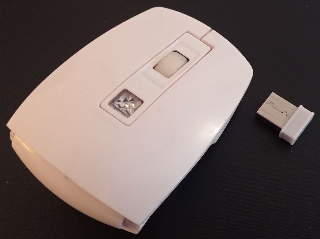 Dois ratos sem fios com USB um branco (dobrável) e outro preto