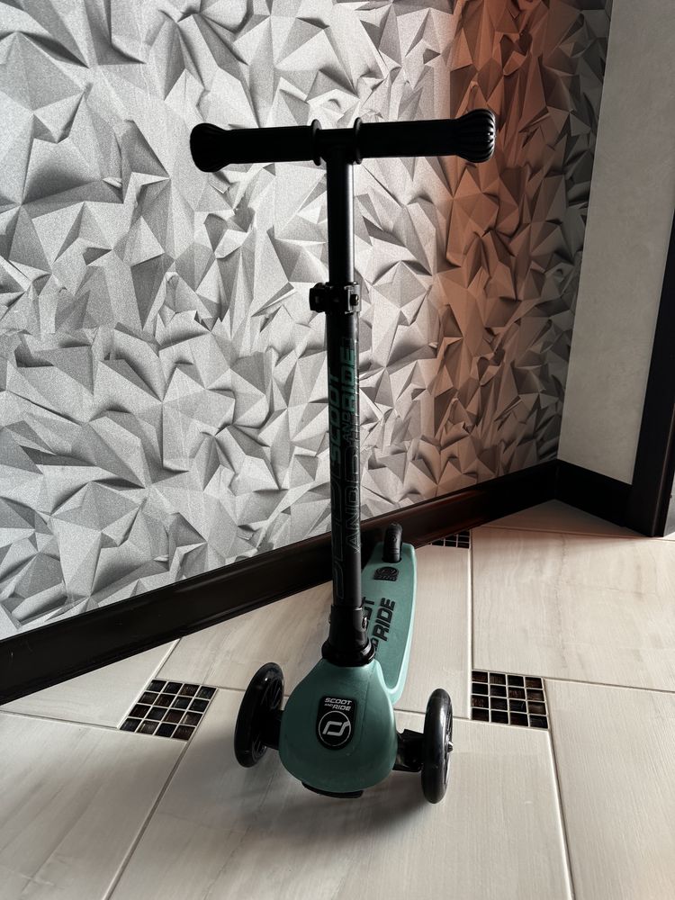 Самокат scoot and ride