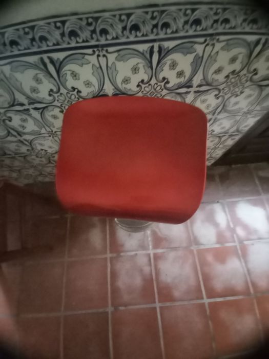 Banco em metal vermelho alto