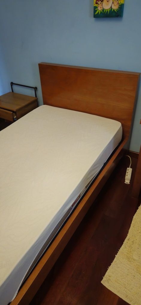 Cama individual em Madeira