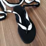 Chinelos preto e branco