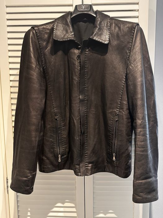 Чоловіча шкіряна куртка чорного кольору.