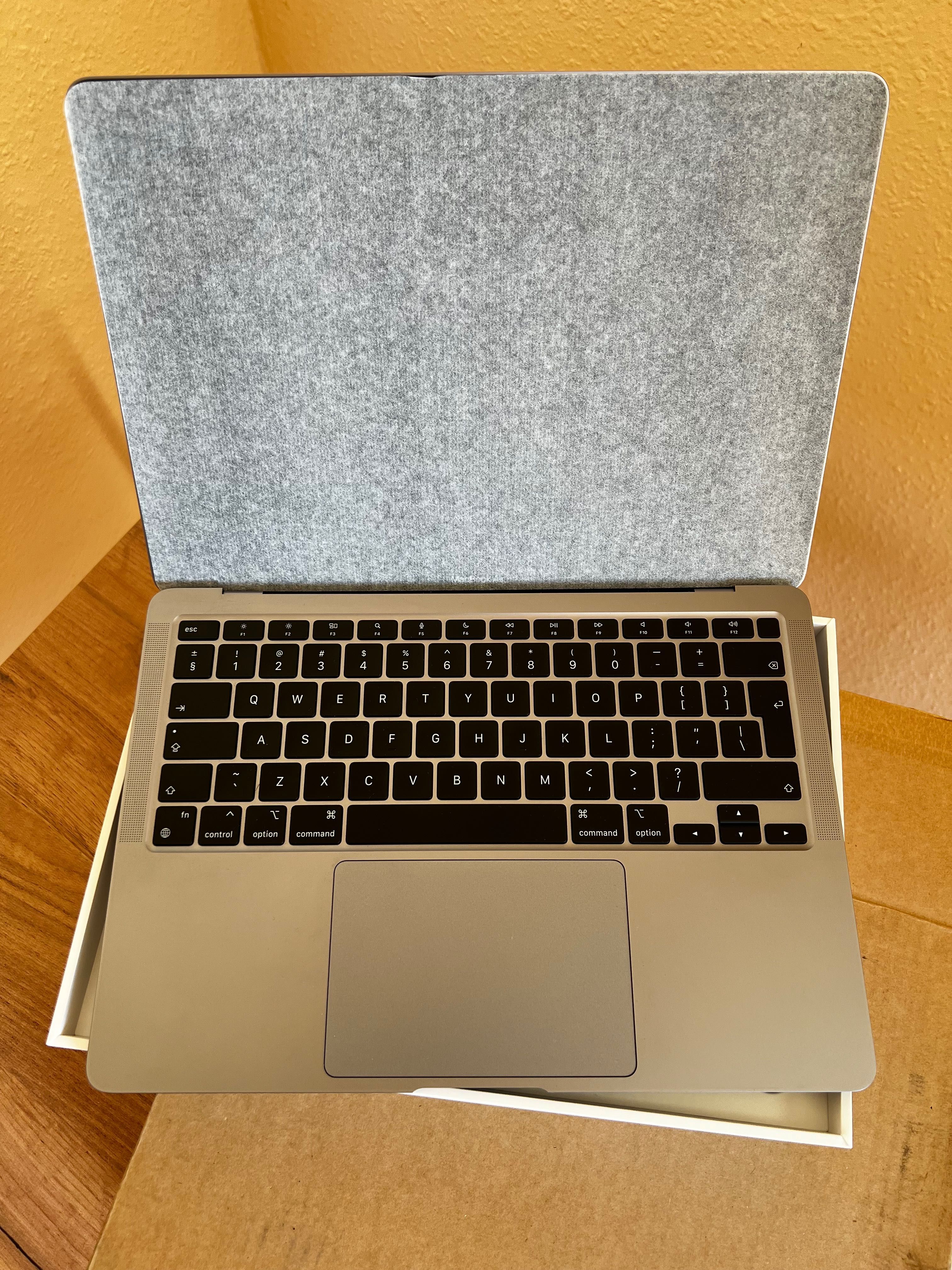 McBook Air 13-inch 8GB Memory 256GB SSD