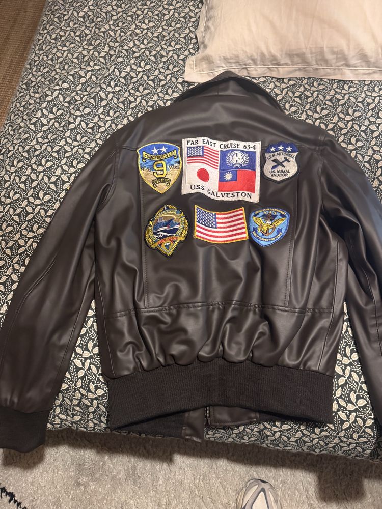 Casaca top Gun com emblemas