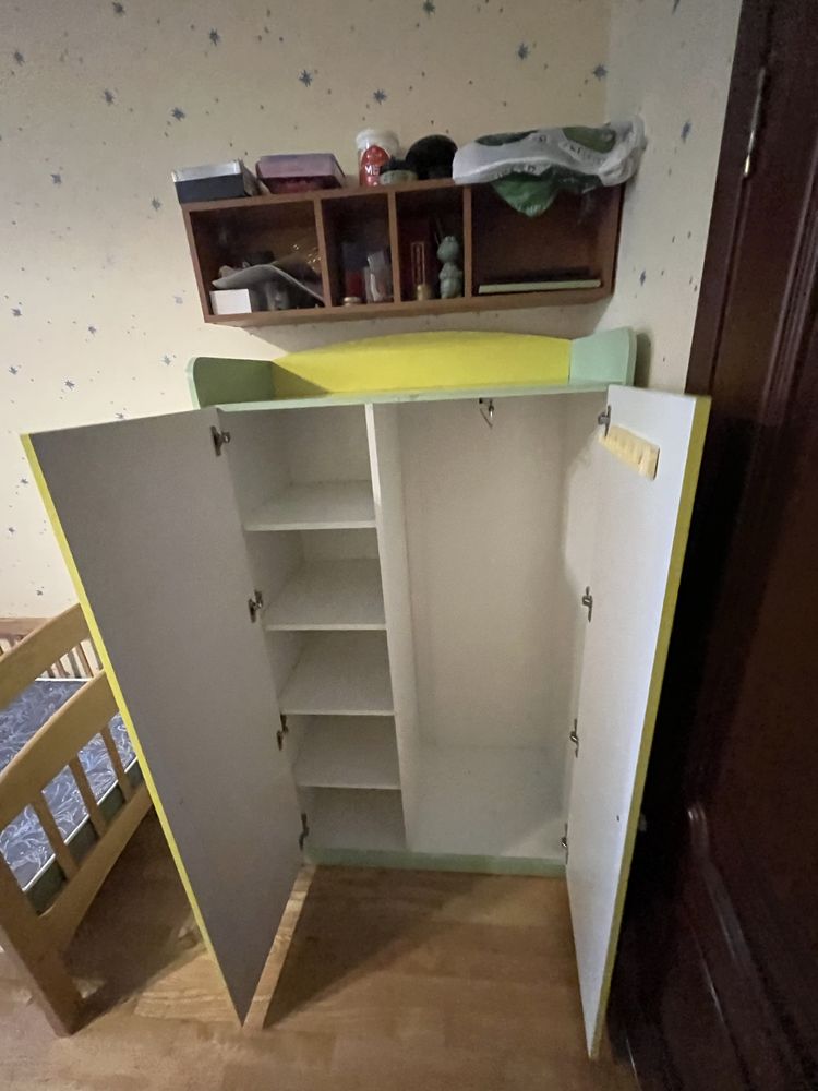Шафа для одягу в дитячу кімнату