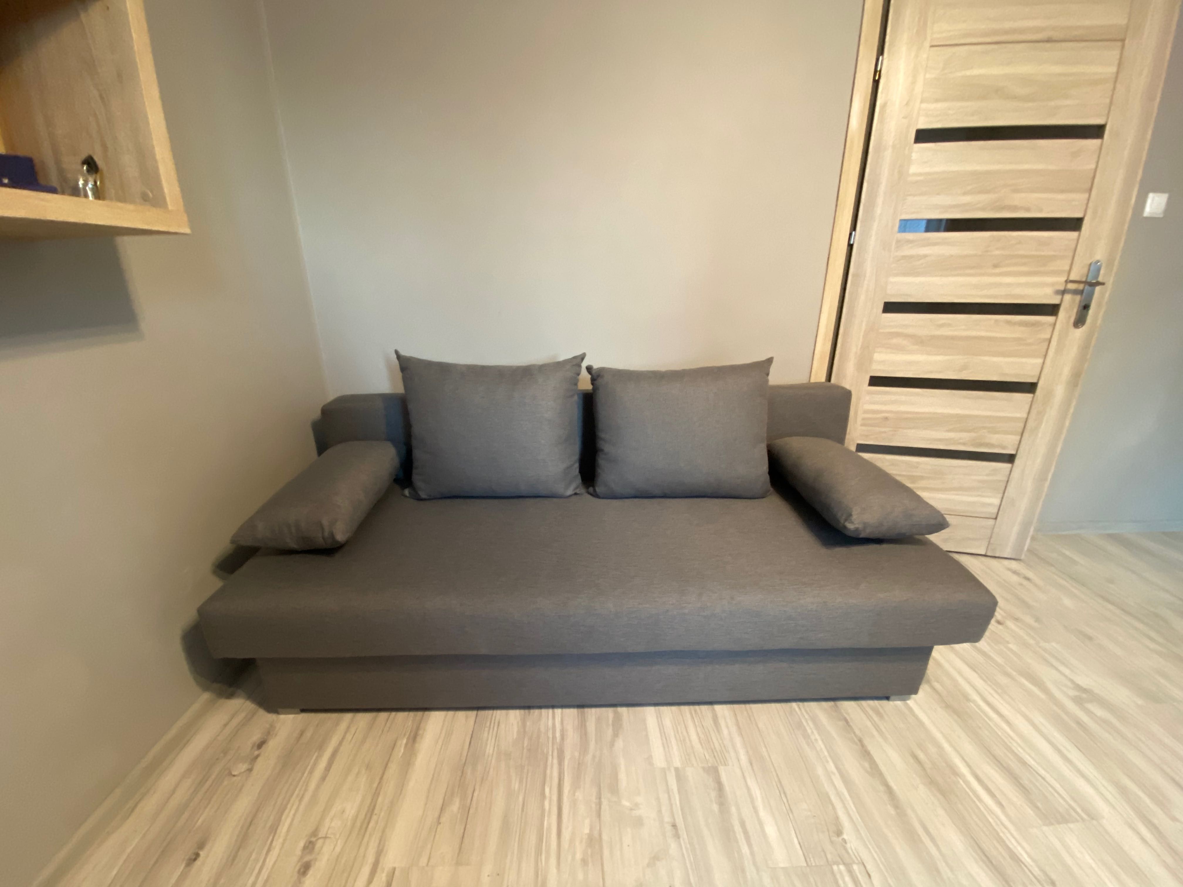 Rozkładana szara sofa