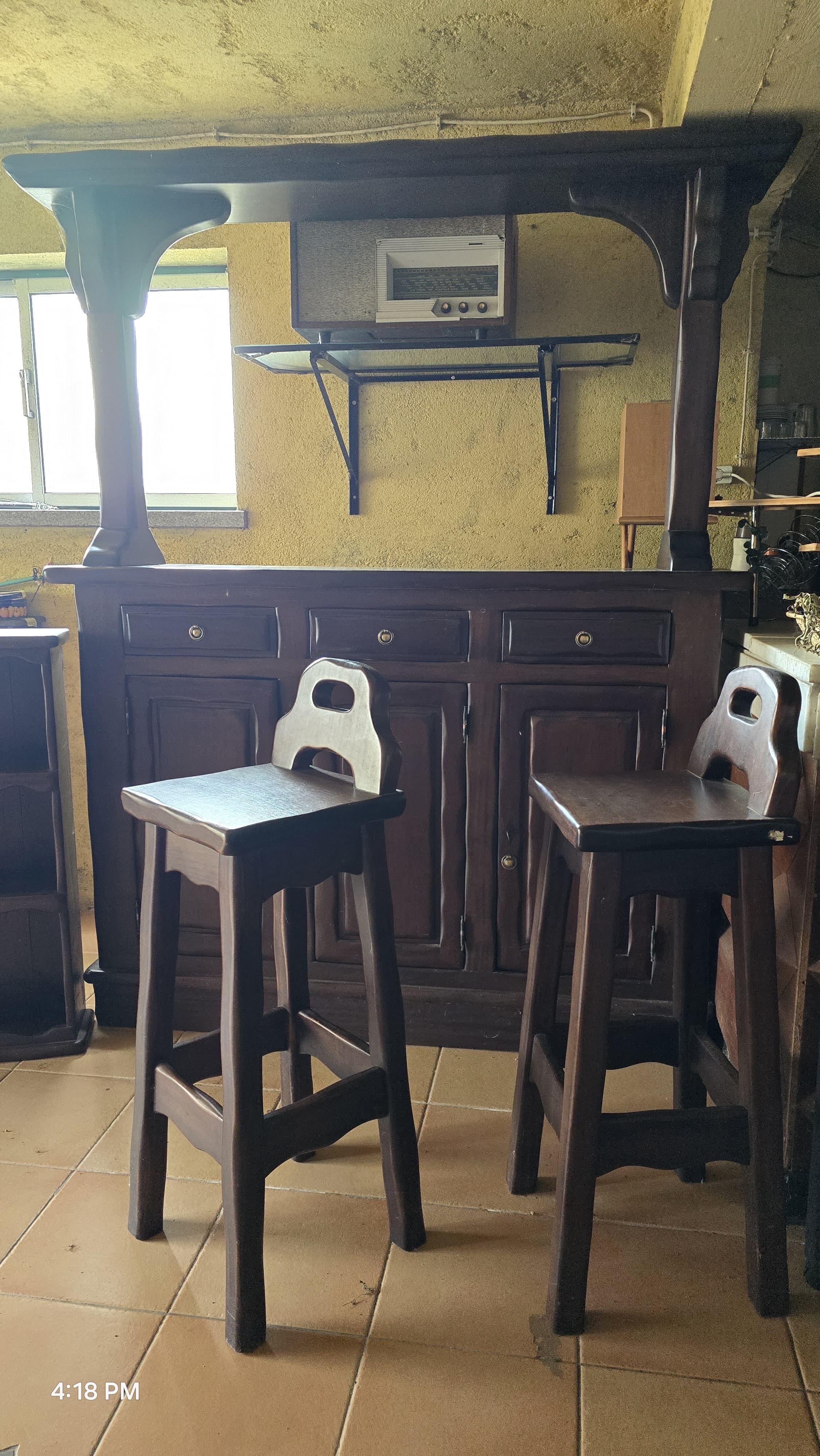Móvel bar em cerejeira com dois bancos rústico semi novo