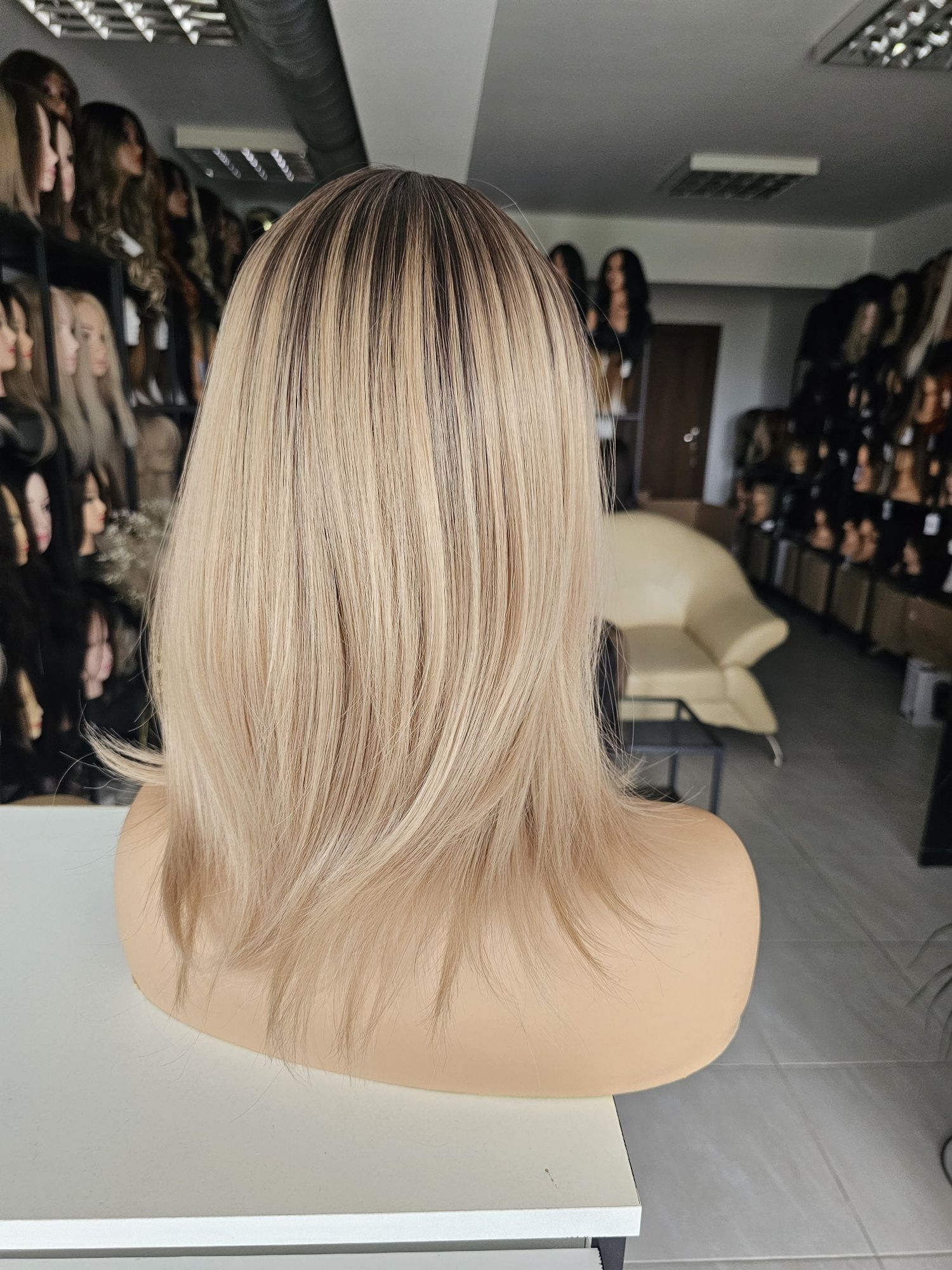 Beżowy blond z odrostem peruka Mia skalp naturalny wygald