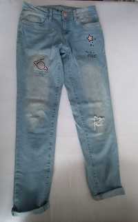 Jeansy typu mom jeans