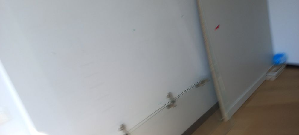 Продам скляний шкаф з боковими дверцята ми. Самовивіз.