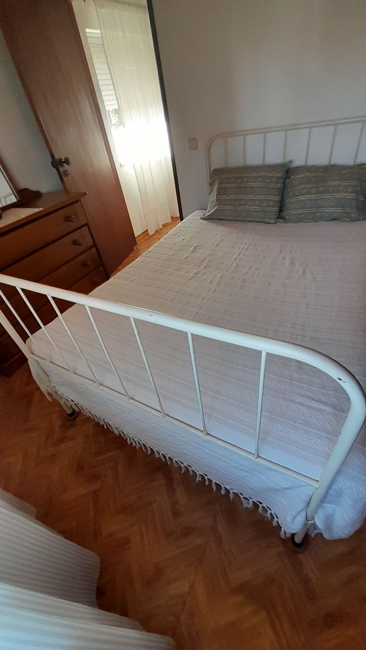 Cama de ferro antiga com oferta de outra