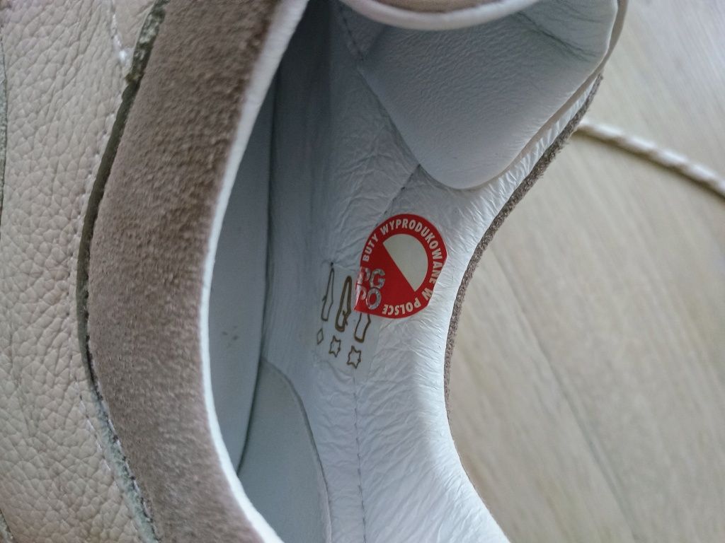 Adidasy snakersy beżowo białe skóra naturalna 41/26,5 cm