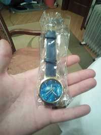 Часы наручные Китай но очень симпатичные жёлтый метал синий ремень