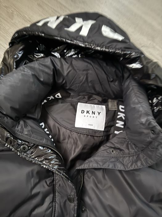 Пуховик DKNY американского бренда