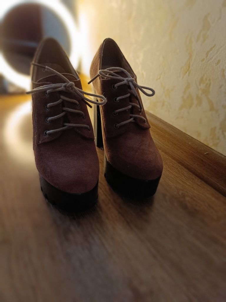Туфельки та весняні черевики на підборах