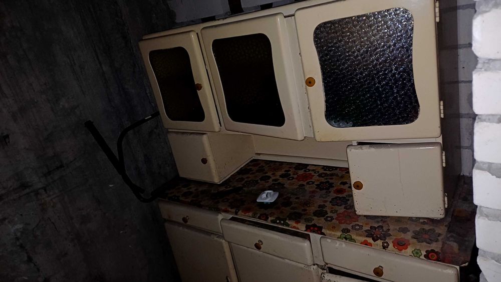 Drewniany kredens do renowacji