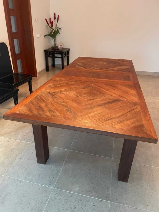 Mesa em madeira extensível com 2,43m