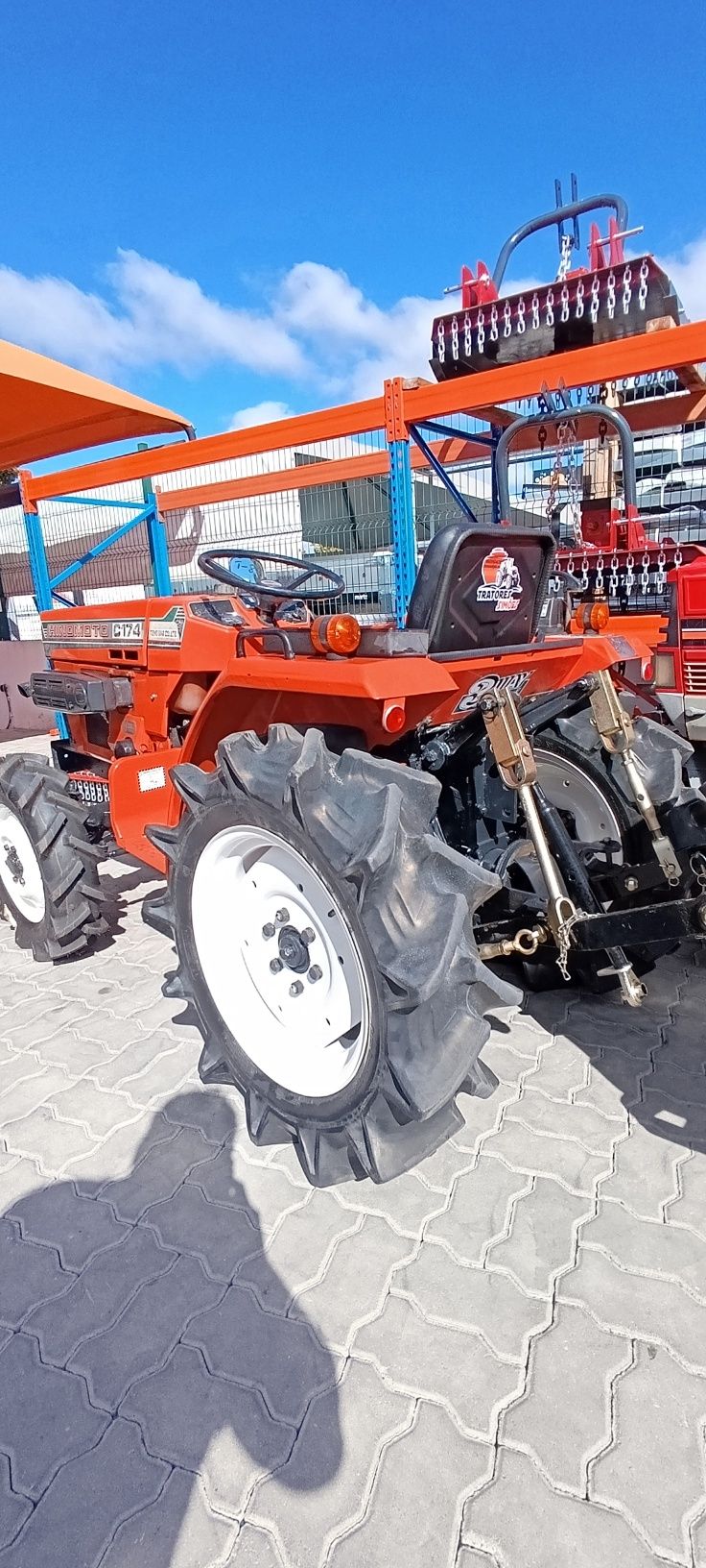 Trator HINOMOTO C174 4x4