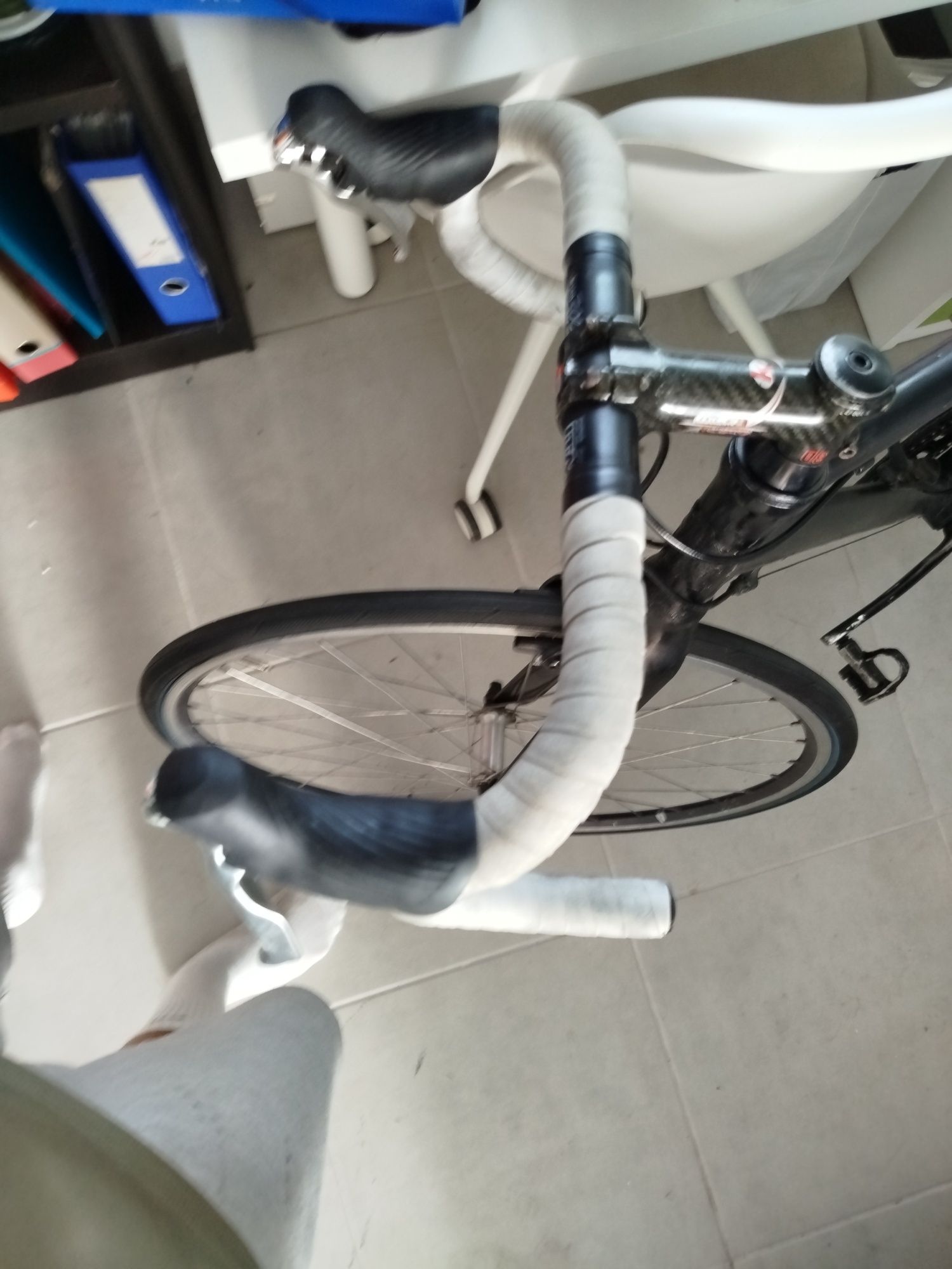 Bicicleta de estrada com pedais Look+ Sapatilhas(precisa reparo)