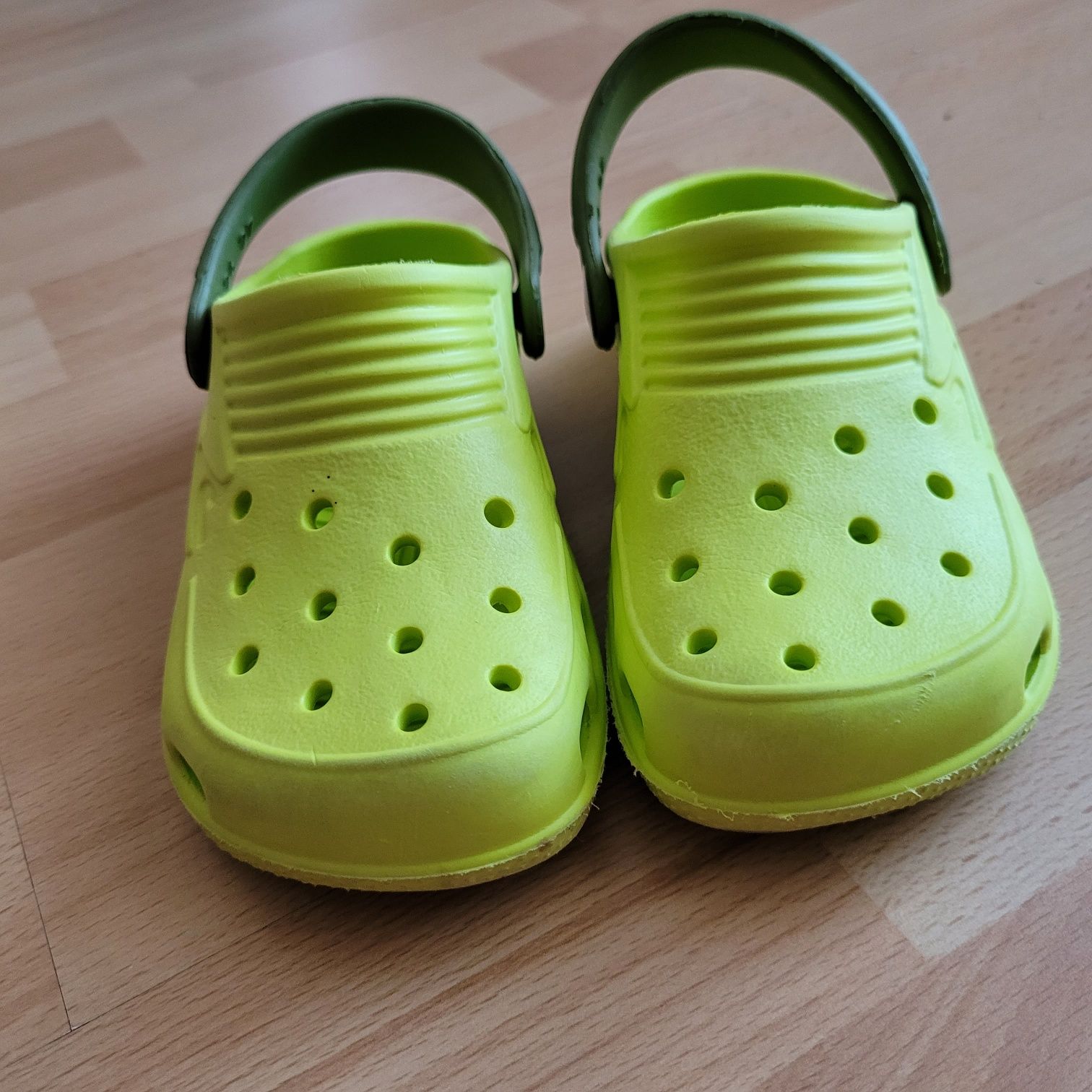 26 klapki typu crocs, na basen i nie tylko