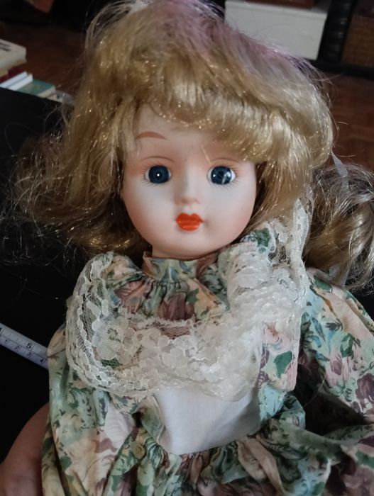 Boneca muito antiga de porcelana
