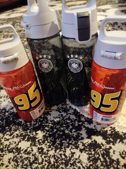 Пляшки для води.