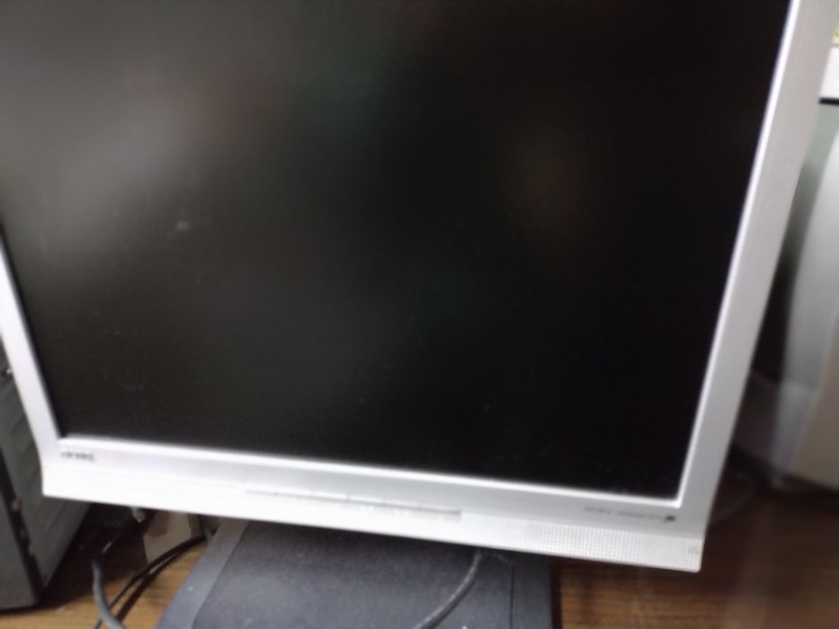 Komputer z monitorem i klawiatura