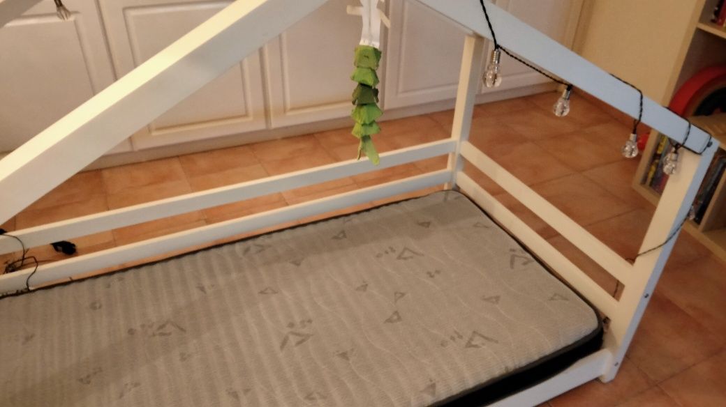 Cama casinha Montessori com colchão