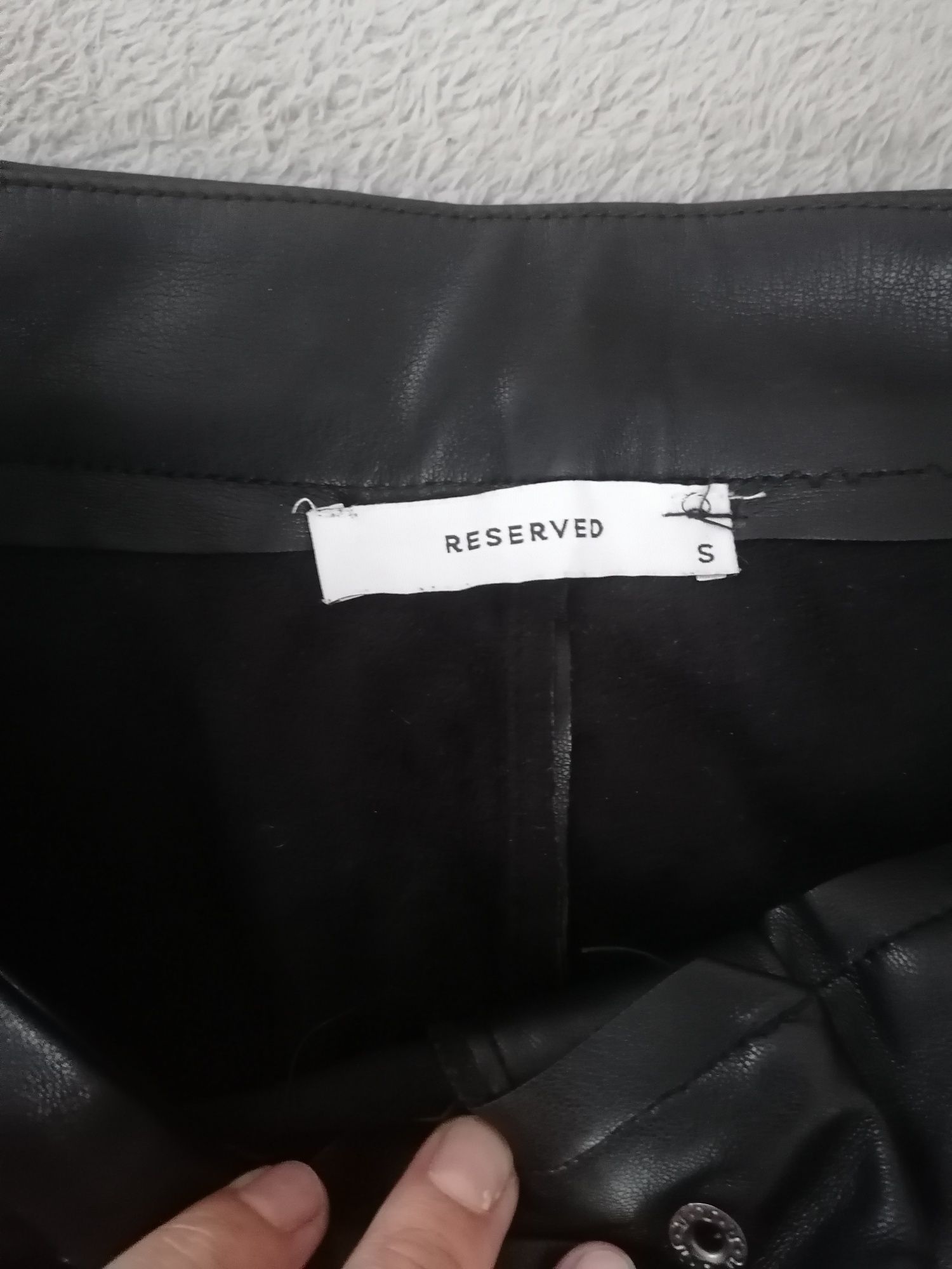 Spodnie z eko skóry bardzo miękkie kieszenie Reserved 36