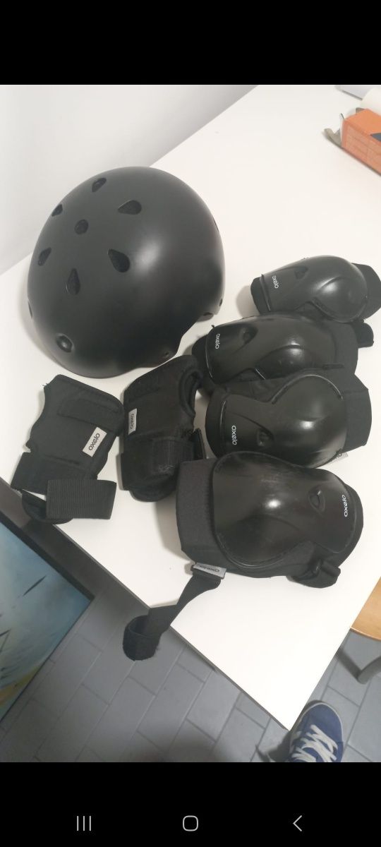 Capacete e protecção de joelhos e cotovelos