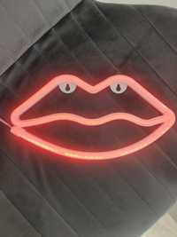 Czerwony neon usta