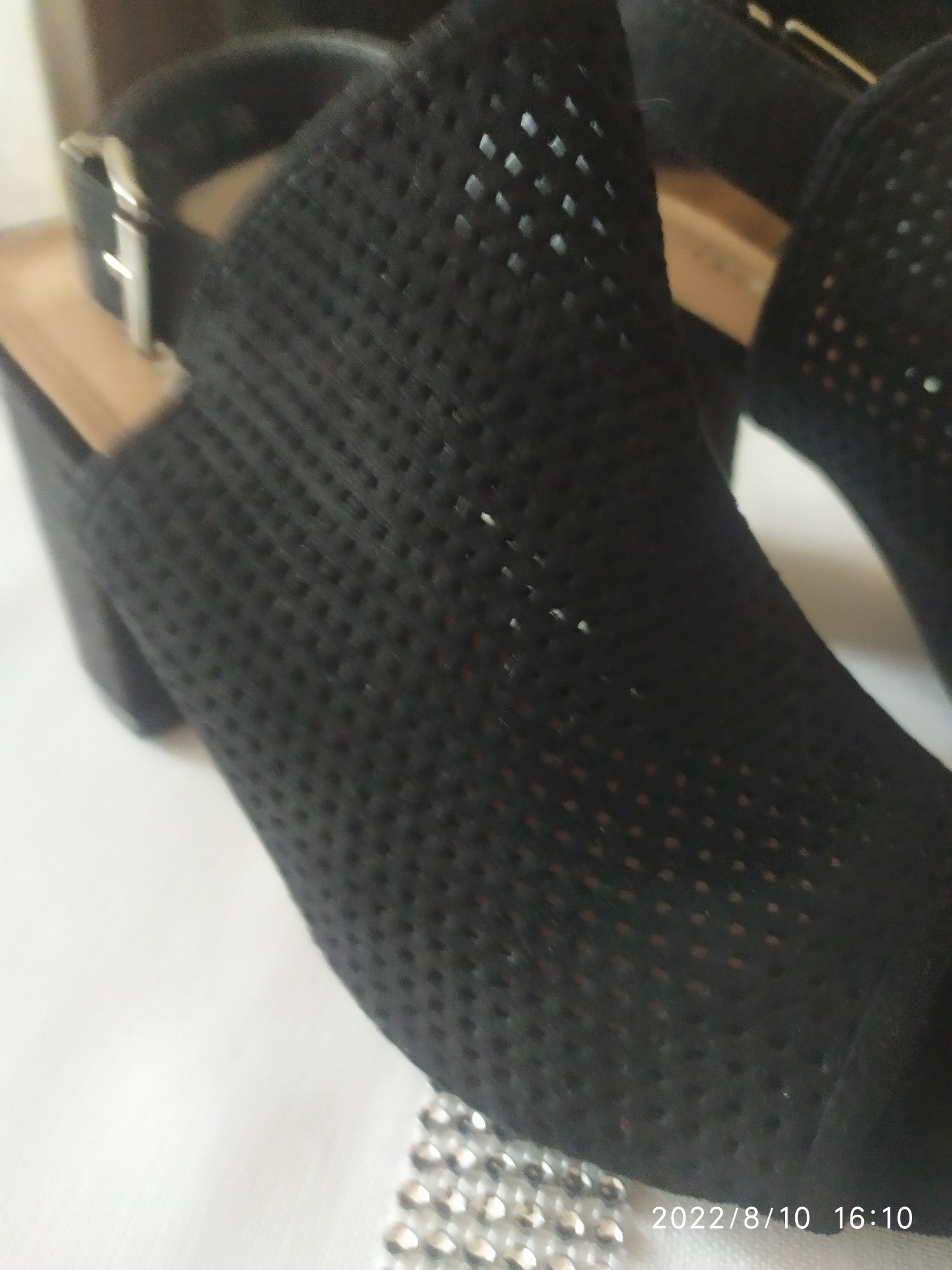 Buty botki czarne dziurkowane 36