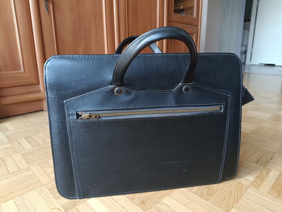 Pojemna czarna aktówka