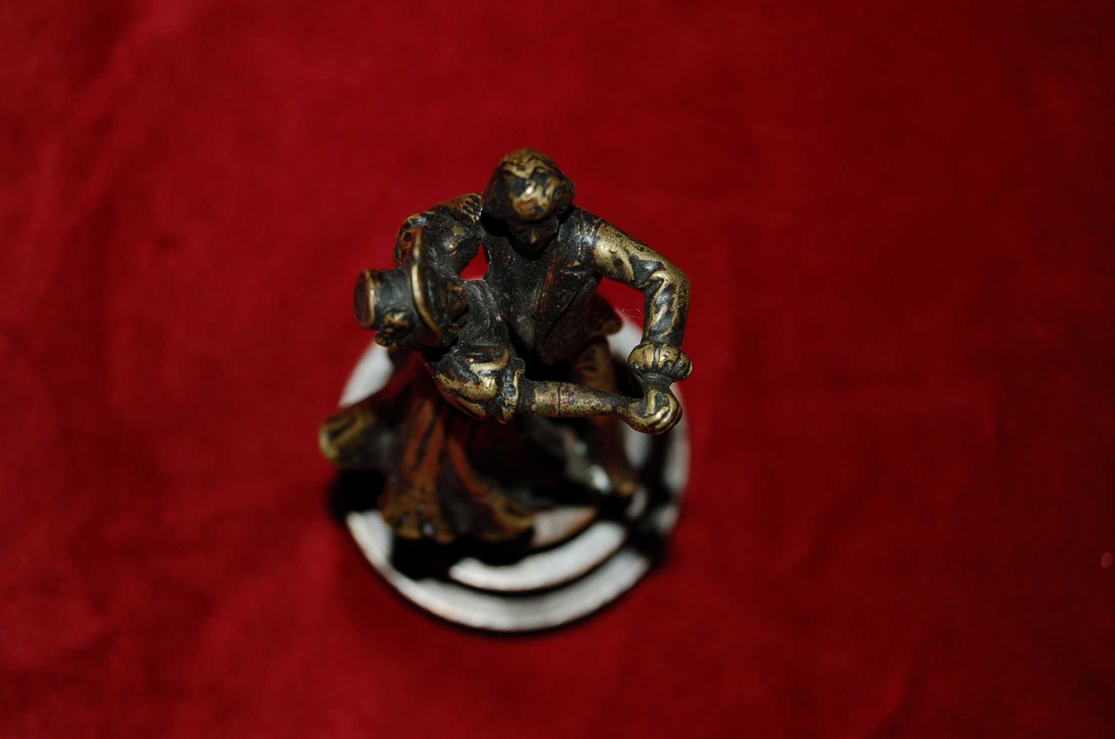 Figura z brązu tańcząca para