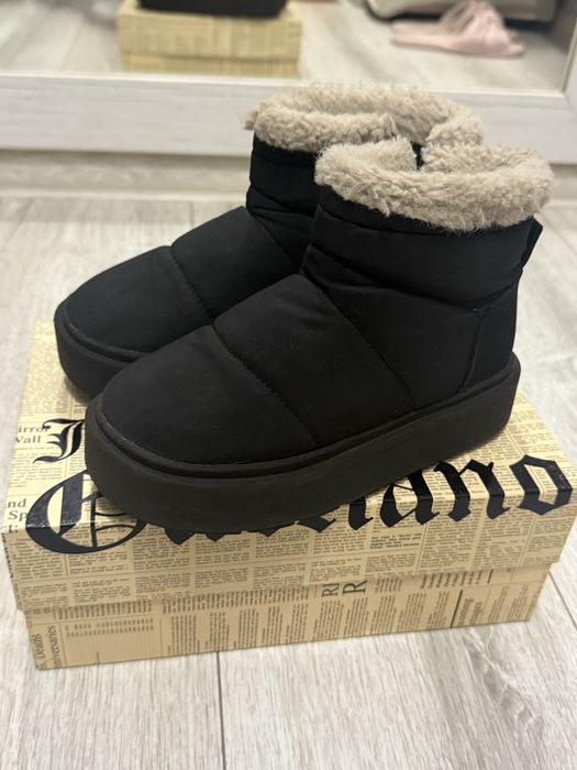 Чоботи на дівчинку  уггі на хутрі Zara 30