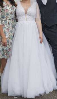 Весільне плаття з декольте
