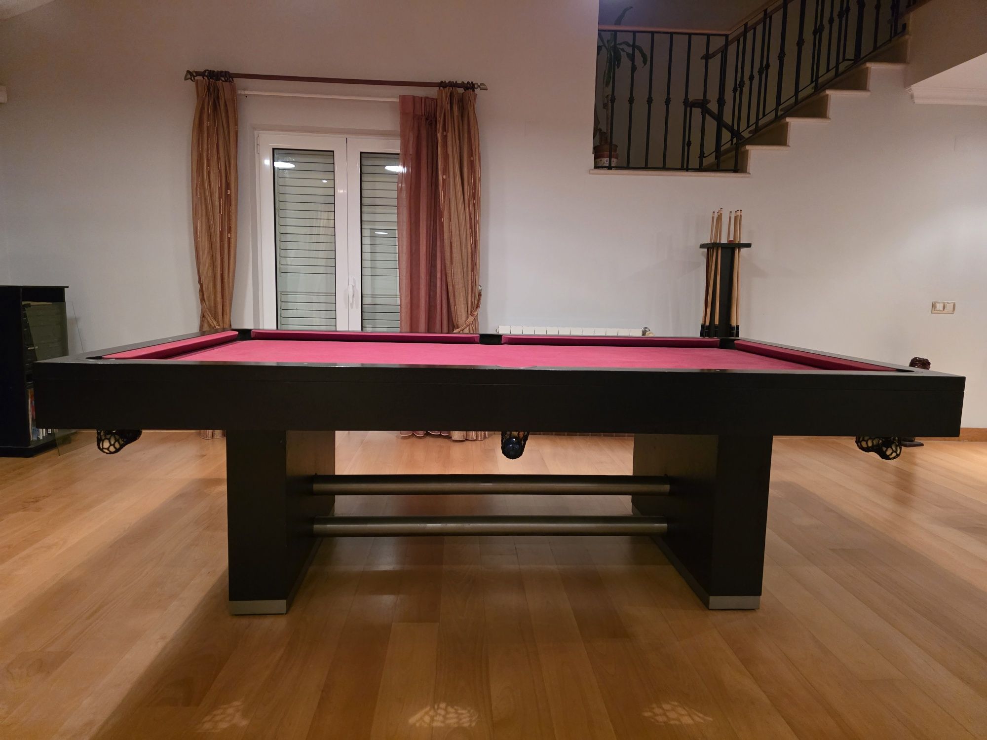 Mesa Snooker moderna em bom estado com tampo e peças para bilhar
