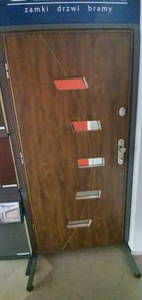 Drzwi gerda panelowe otwieranie z klucza
