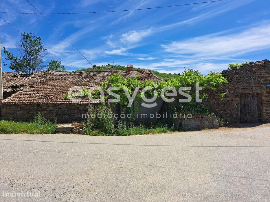 Moradia para recuperar na aldeia de Nozelos, Torre de Moncorvo.