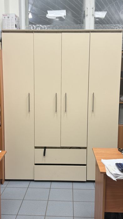 Продам вмісткий шкаф для спальні, зали , офісу