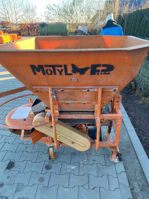 Do sprzedania posypywarka soli i piasku lub nawozów  marki MOTYL